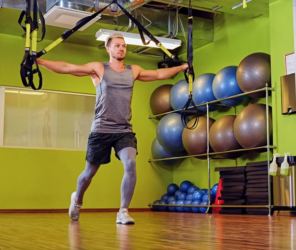 Homme musclé dans un club de gym — Photo