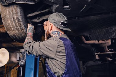 Dövmeli mekanik karşı araba tekerlek