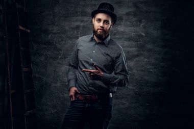 Sakallı erkek bir gömlek giymiş