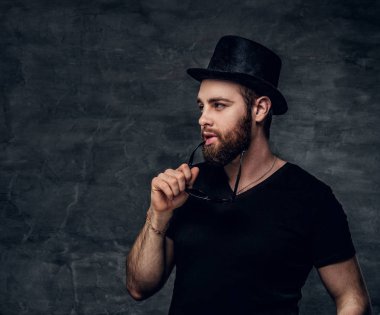 Adam bir siyah t shirt