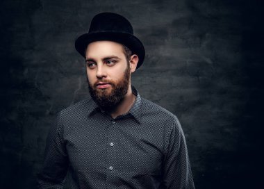 Sakallı erkek bir gömlek giymiş