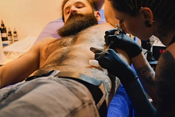 Een professionele vrouwelijke tattoo kunstenaar — Stockfoto