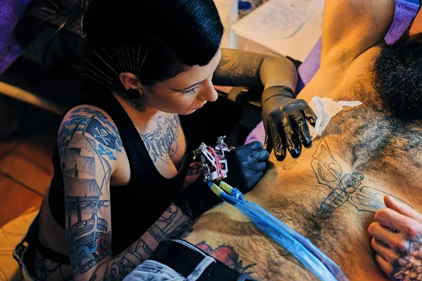 Närbild bild av kvinnliga tatuerare — Stockfoto