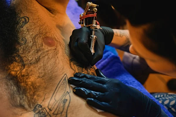 Close up image of female tattoo artist — Stock Photo, Image