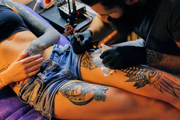 Tatuagem barbuda artista masculino — Fotografia de Stock