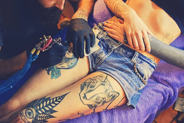 Imagen de cerca de hacer un tatuaje — Foto de Stock