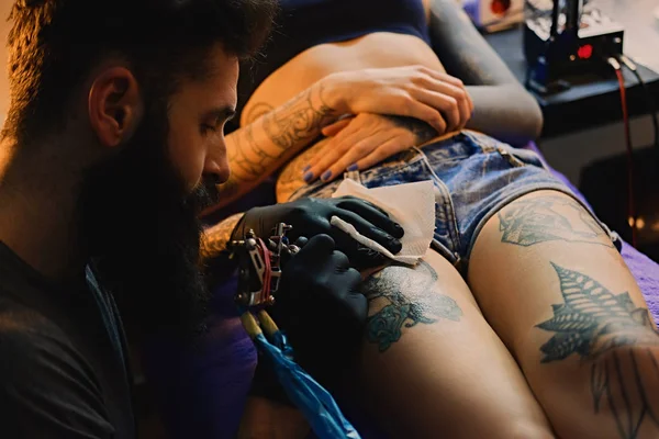 Tatuagem barbuda artista masculino — Fotografia de Stock