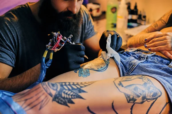 Tatouage artiste masculin fait un tatouage — Photo