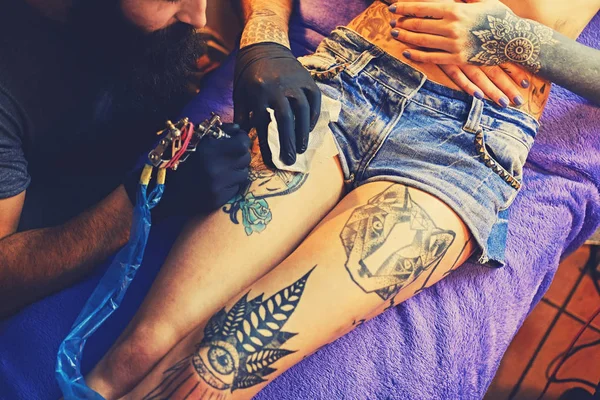 Szakállas tetováló művész teszi a tetoválás — Stock Fotó