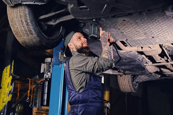 Mécanicien travaillant avec le châssis de la voiture — Photo