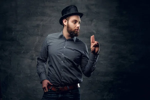 Homem barbudo vestido com uma camisa — Fotografia de Stock