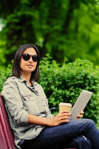 Junges Mädchen mit Sonnenbrille — Stockfoto