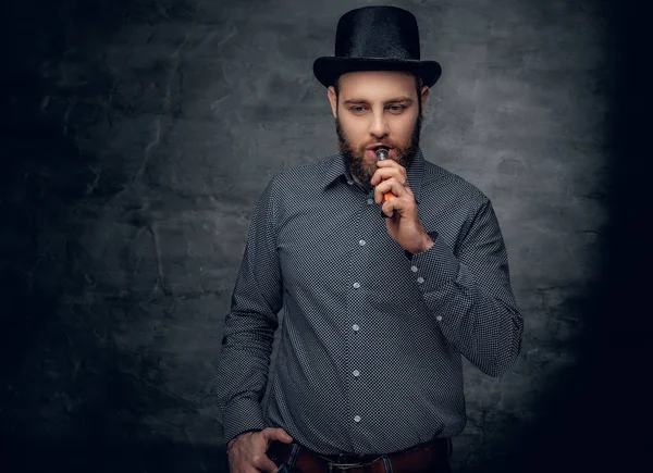 Bearded male smoking electronic cigarette — Stock Photo, Image