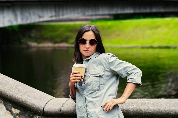 魅力的な女性飲み物コーヒー — ストック写真