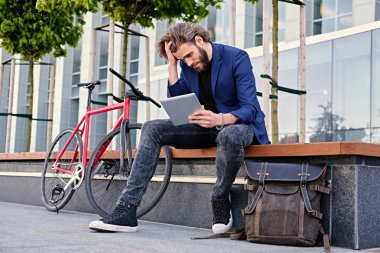 Adam uzun saçlı tablet kullanma