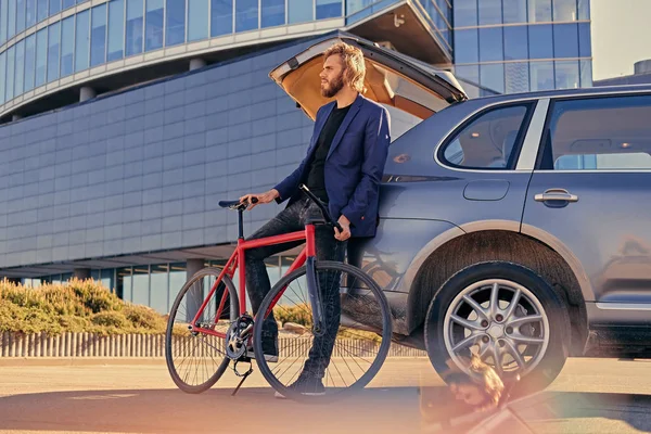 Hombre posando con bicicleta fija — Foto de Stock