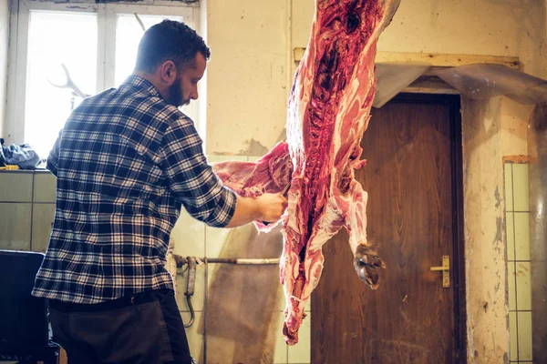 Açougueiro corta a carcaça de porco selvagem — Fotografia de Stock