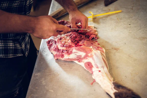 Homem cortou carne fresca de porco . — Fotografia de Stock
