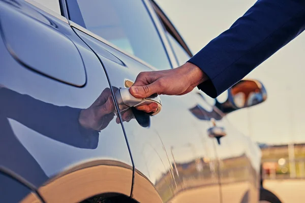 Man opens car's door — Stock Photo, Image