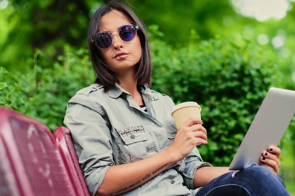 Giovane ragazza in occhiali da sole — Foto Stock