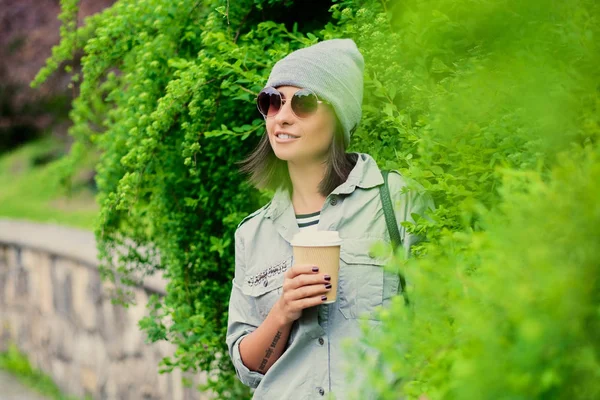 Weibchen hält Kaffeetasse aus Papier — Stockfoto