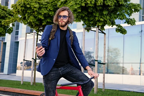 Man using a smartphone — Stock Photo, Image