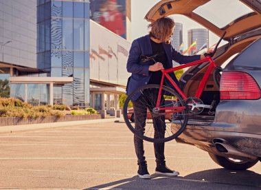 Sabit bisiklet ile sakallı sarışın adam