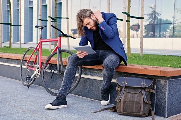 Barbudo hombre sostiene tableta PC — Foto de Stock