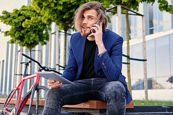Hipster male talks by smart phone — Stock Photo, Image