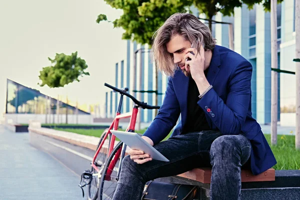 Hipster male talks by smart phone — Stock Photo, Image