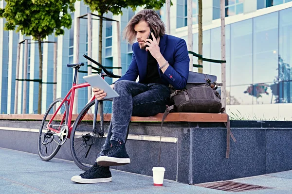 Hipster macho habla por teléfono inteligente —  Fotos de Stock