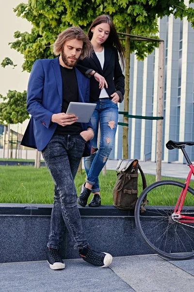 Elegante pareja urbana usando una tableta — Foto de Stock