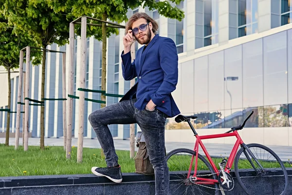 Hombre con bicicleta de una sola velocidad — Foto de Stock