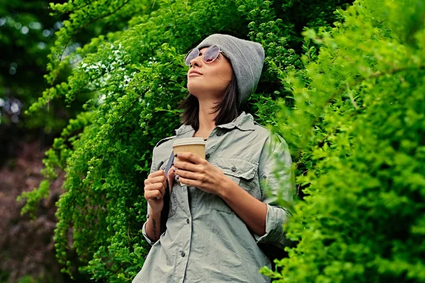 Weibchen hält Kaffeetasse aus Papier — Stockfoto