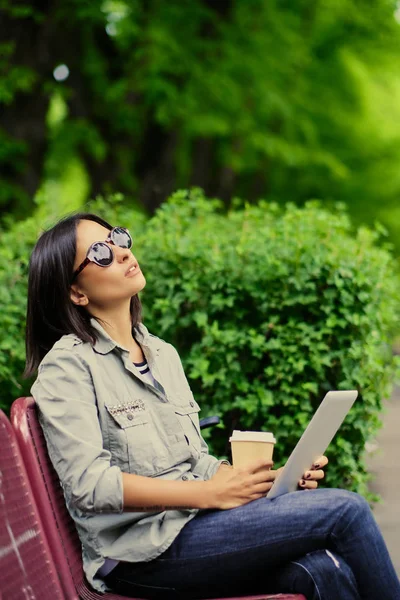 Brünette Frau hält Tablet-PC — Stockfoto