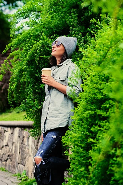 Honan håller papper kaffe kopp — Stockfoto