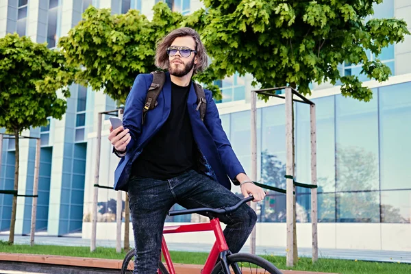 Hombre usando un teléfono inteligente — Foto de Stock