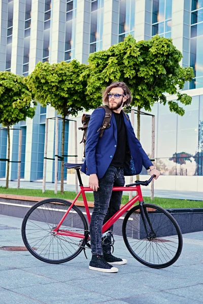 Hipster barbudo con mochila — Foto de Stock