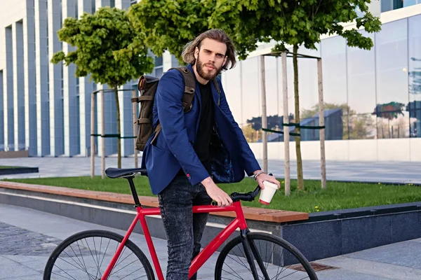 Hipster barbudo con mochila — Foto de Stock