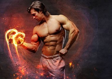 Gömleksiz karın erkek dumbbell tutar.