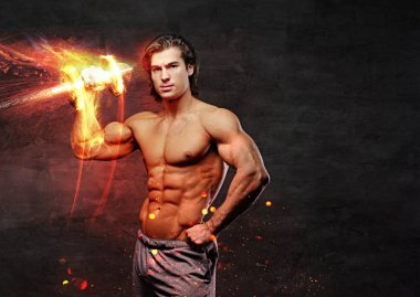 Gömleksiz karın erkek dumbbell tutar.