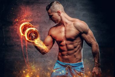 Atletik genç erkek dumbbell tutar.