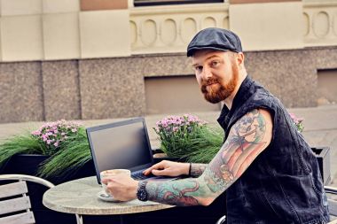 Bir yaz sokak kafede sakallı erkek.