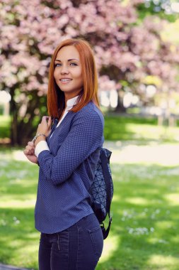 Pozitif Kızıl saçlı kadın, sırt çantası