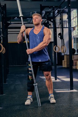 Vücut geliştirmeci halter tutar