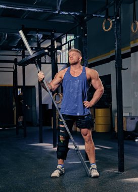 Vücut geliştirmeci halter tutar