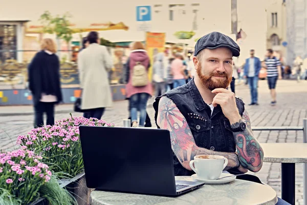 Bearded male using laptop — Stock Photo, Image