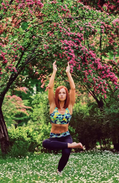 Woman doing yoga in a summer park — Stock Photo, Image