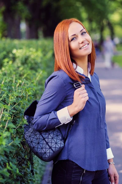 Kvinna poserar i en sommar park — Stockfoto