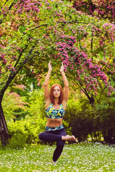 Ruiva do sexo feminino fazendo ioga — Fotografia de Stock